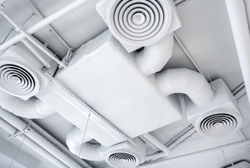 Lüftungsanlage an der Decke | Klimatechnik
